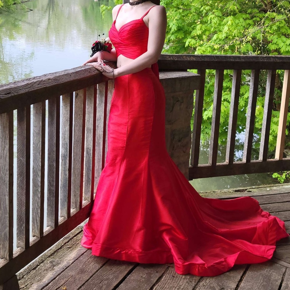 BEAUTIFUL RED PROM DRESS